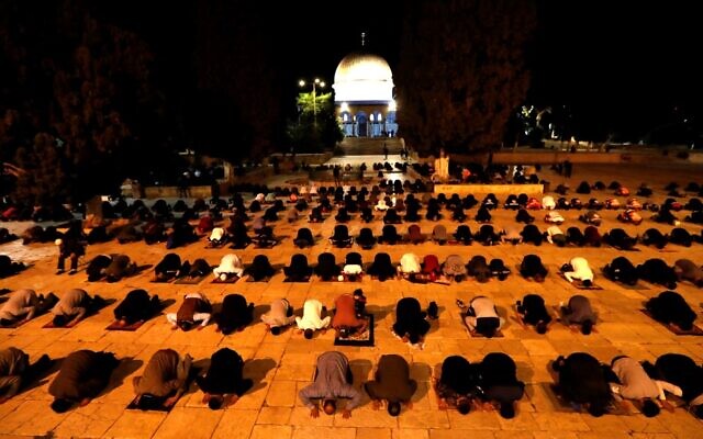Des fidèles musulmans prient au Mont du Temple dans la Vieille Ville de Jérusalem le 31 mai 2020, après que le site a été fermé pendant plus de deux mois en raison de la pandémie de coronavirus. (Ahmad GHARABLI / AFP)