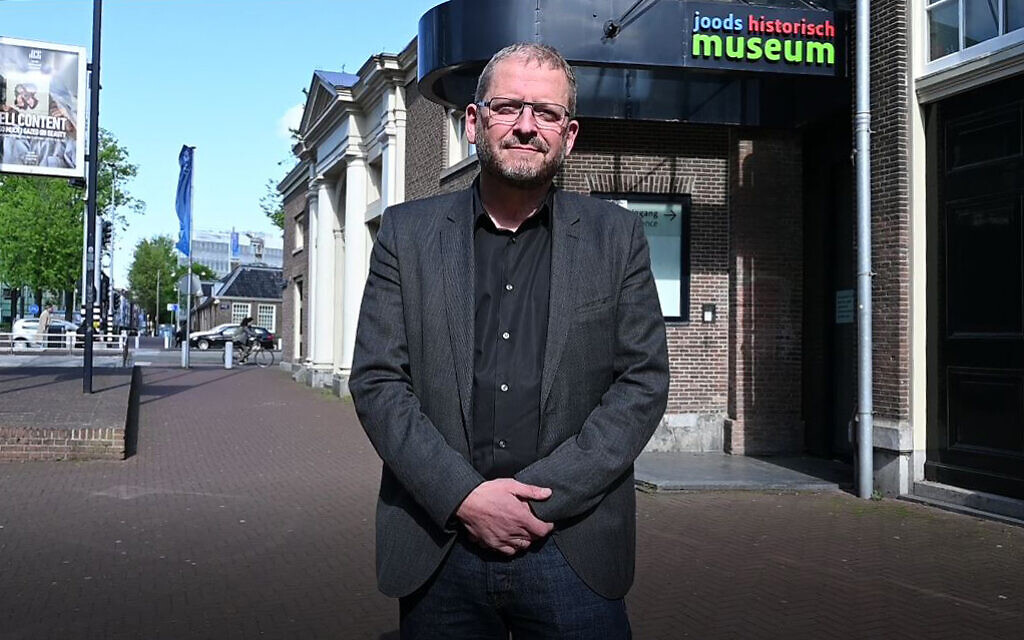 Emile Schrijver, directeur du quartier culturel juif, dans la zone située au centre d'Amsterdam, le 4 mai 2020 (Crédit : Cnaan Liphshiz/JTA)