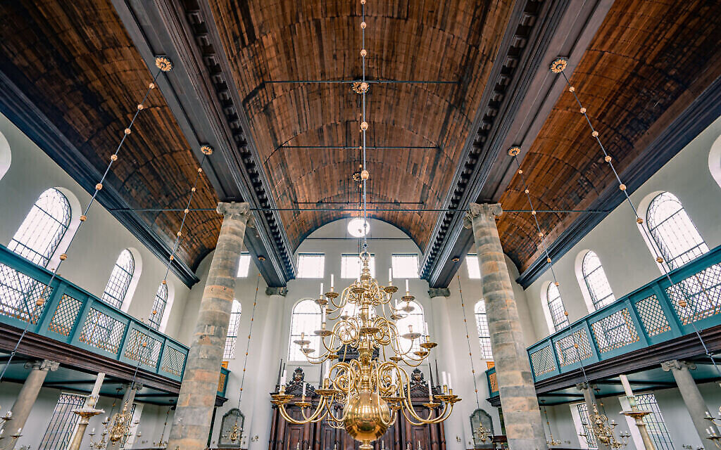 Une vue à l'intérieur de la Synagogue portugaise à Amsterdam, dans le quartier culturel juif (Crédit : Bas de Brouwer/via JTA)