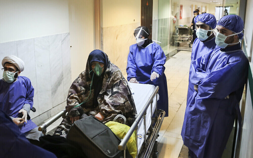 Un patient infecté par le coronavirus à l'hôpital Baqiyatallah Al'Azam affilié aux Gardiens de la révolution, à Téhéran, en Iran, le 7 mars 2020. (Crédit : Mohammad Hasan Zarifmanesh / Tasnim News Agency via AP)