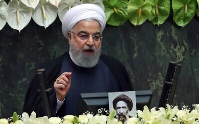 Le président iranien Hassan Rouhani prononce un discours lors de la session inaugurale du nouveau parlement à Téhéran, le 27 mai 2020. (Crédit : AFP)
