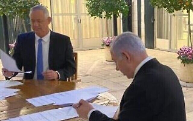 Le leader de Kakhol lavan Benny Gantz (à gauche) et le Premier ministre Benjamin Netanyahu signent leur accord de gouvernement d'union le 20 avril 2020. (Autorisation)