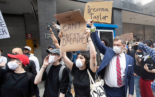 Des citoyens manifestent contre la mort de George Floyd à New York, le 29 mai 2020. (Crédit : AP / Mary Altaffer)
