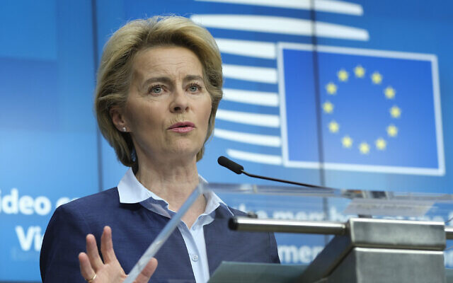 La présidente de la Commission européenne, Ursula von der Leyen, lors d'une conférence de presse après une vidéoconférence avec les dirigeants de l'UE au bâtiment du Conseil européen, à Bruxelles, le 23 avril 2020. (Crédit : Olivier Hoslet/AP)