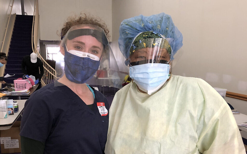 Tal Lee, étudiante en médecine, à gauche, et l'infirmière Michele Morton travaillent avec le Black Doctors COVID-19 Consortium pour offrir des tests gratuits au coronavirus (Autorisation :  Lee/ via JTA)