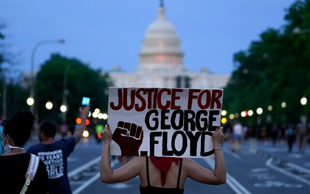 Des manifestants marchent le long de la Pennsylvania Avenue pour protester contre la mort de George Floyd, à Washington, le 29 mai 2020. (Crédit : AP / Evan Vucci)