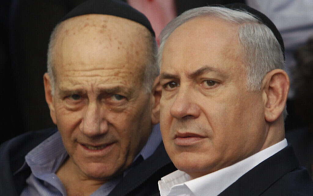 Le Premier ministre israélien Benjamin Netanyahu, (à droite), et l'ancien Premier ministre Ehud Olmert, (à gauche), assistent aux funérailles du député Likud Zeev Boim, à Binyamina, Israël, le lundi 21 mars 2011. (Crédit : AP Photo/Moti Milrod, Pool)