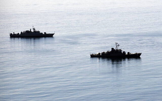 Deux navires de guerre iraniens s'approchent de la ville portuaire de Chahbahar, dans le sud-est de l'Iran, dans le golfe d'Oman, le 27 décembre 2019. (Crédit : Armée iranienne via AP)