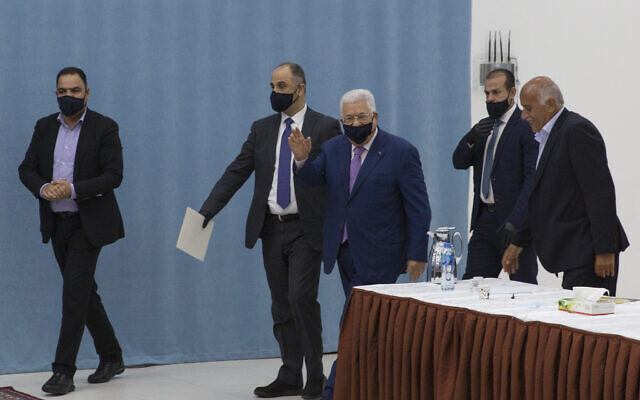 Le président de l'Autorité palestinienne  Mahmoud Abbas arrive pour présider une réunion des responsables de l'AP au siège de Ramallah, en Cisjordanie, le 5 mai 2020 (Crédit : AP/Nasser Nasser, Pool)