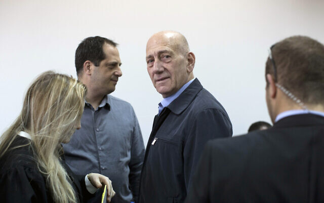 L'ancien Premier ministre israélien Ehud Olmert lors d’une audience au tribunal de district de Jérusalem, le lundi 30 mars 2015. (Crédit : AP / Abir Sultan)