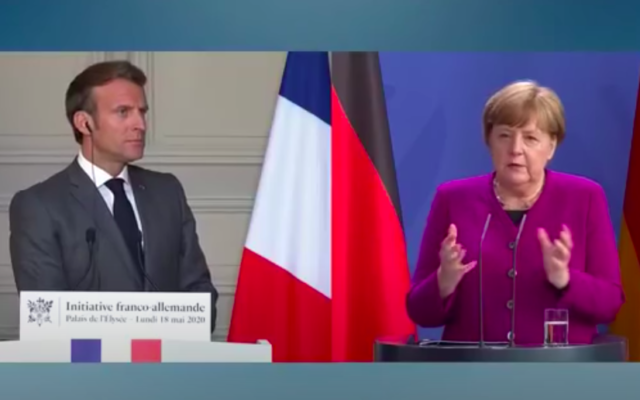 Le président français Emmanuel Macron et la chancelière allemande Angela Merkel lors d’une conférence de presse commune au sujet de leur plan de relance en Europe de 500 milliards d'euros face à l'impact économique du coronavirus, le 18 mai 2020, depuis Paris et Berlin. (Crédit : capture d’écran YouTube)