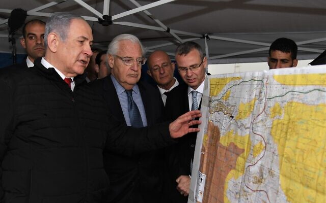Le premier ministre Benjamin Netanyahu, (à gauche), l'ambassadeur américain en Israël David Friedman (au centre) et le ministre du Tourisme Yariv Levin lors d'une réunion pour discuter de l'extension de la cartographie de la souveraineté israélienne à des zones de la Cisjordanie, dans l'implantation d'Ariel, le 24 février 2020. (Crédit : David Azagury/Ambassade des Etats-Unis à Jérusalem)