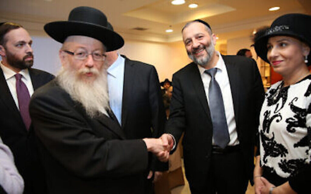 Aryeh Deri, (à droite) leader du parti juif ultra-orthodoxe Shas, et Yaakov Litzma, membre du parlement de Yahadout HaTorah, aux "Sheva Brachot" de la fille de Deri, qui s'est mariée en début de semaine à Jérusalem. Sheva Brachot - "les bénédictions de mariage", dans la loi juive, sont des bénédictions qui sont récitées pour une mariée et son époux. Le 23 décembre 2015. (Photo par Yaacov Cohen/FLASH90)