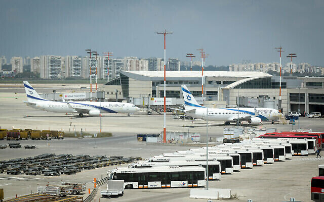 Des avions d'El Al à l'aéroport international Ben Gurion, le 12 avril 2020. (Flash90)