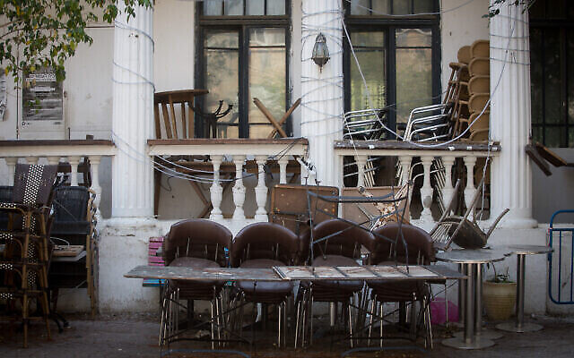 Des chaises devant un restaurant fermé de Tel Aviv, le 14 avril 2020 (Crédit : Miriam Alster/Flash90)