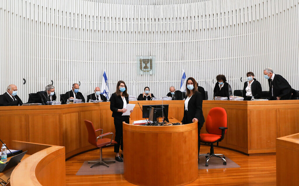 Onze juges de la Cour Suprême participent à une session de la Cour sur les recours déposés contre le gouvernement envisagé à Jérusalem, le 3 mai 2020. (Yossi Zamir/POOL)