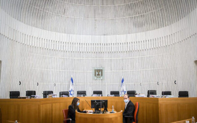 La salle d'audience vide avant une deuxième journée d'audiences sur les recours contre l'accord de coalition entre le parti Kakhol lavan de Benny Gantz et le Likud de Benjamin Netanyahu, à la Cour suprême de Jérusalem, le 3 mai 2020. (Oren Ben Hakoon/Pool)