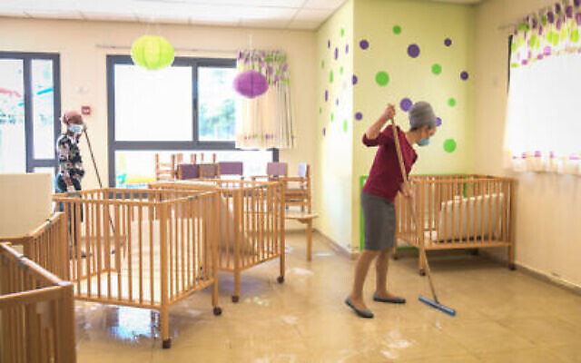 La fermeture des jardins d'enfants pendant Lag BaOmer suscite des tensions  - The Times of Israël