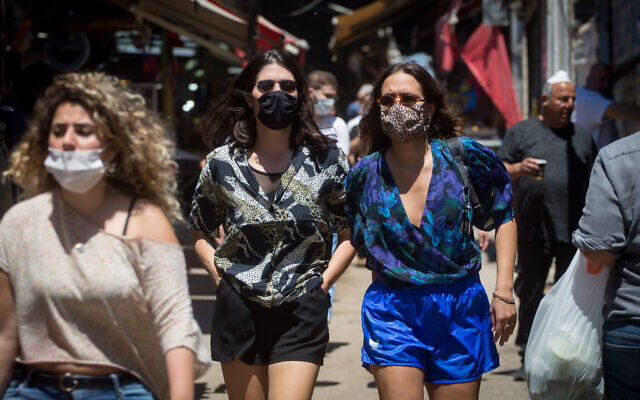 Des gens portent des masques de protection en faisant leurs achats au marché Carmel de Tel Aviv, le 8 mai 2020. (Miriam Alster/FLASH90)