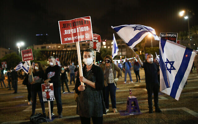 Des Israéliens manifestent contre le Premier ministre Benjamin Netanyahu en l'appelant à la démission, place Rabin à Tel Aviv, le 9 mai 2020 (Crédit : Miriam Alster/Flash90)