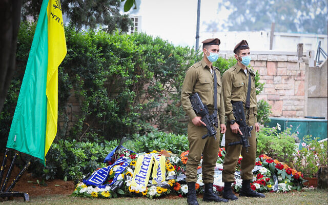 Des soldats de la brigade Golani montent la garde près de la tombe du sergent de première classe Amit Ben-Yigal, après qu'elle a été vandalisée, au cimetière de Be'er Yaakov, le 15 mai 2020. (Crédit : Yossi Aloni/ Flash90)