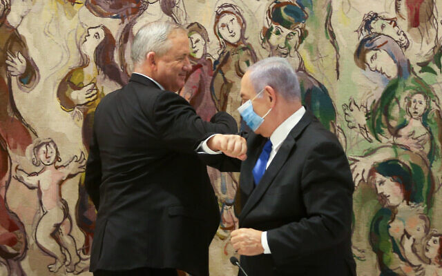 Le Premier ministre Benjamin Netanyahu (à droite) et le chef du parti Kakhol lavan, Benny Gantz, à la Knesset, le 17 mai 2020, après la prestation de serment du nouveau gouvernement. (Alex Kolomoisky/POOL)