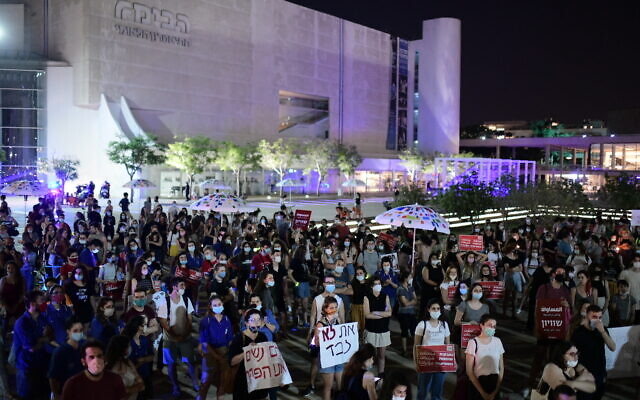 Des personnes protestent contre la violence envers les femmes sur la place Habima à Tel Aviv, le 18 mai 2020. (Tomer Neuberg/Flash90)
