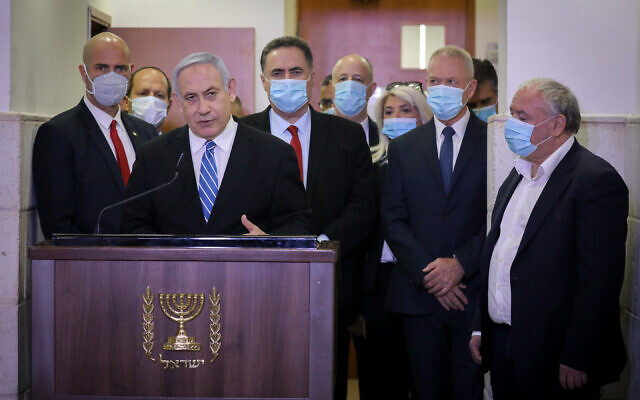 Le Premier ministre Benjamin Netanyahu est entouré par des élus du Likud alors qu'il donne une conférence de presse avant le début de son procès au tribunal de Jérusalem. Le Premier ministre Netanyahu est poursuivi pour des accusations criminelles de corruption,  fraude et abus de confiance, le 24 mai 2020. (Photo par Yonatan Sindel/FLASH90)