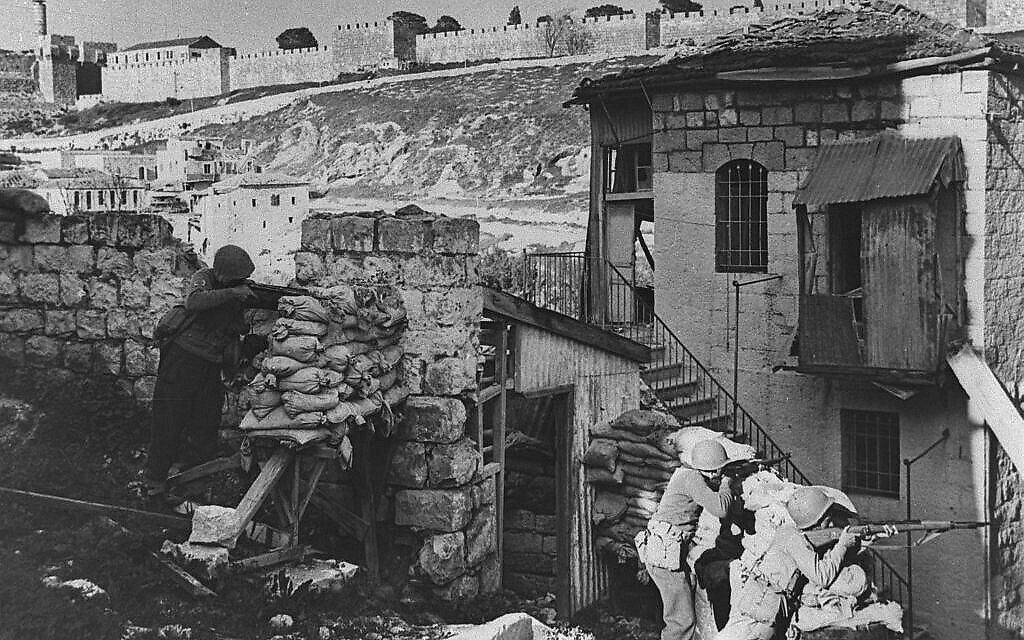 Soldats israéliens dans le quartier de Yemin Moshe, face aux murs de la Vieille Ville, juin 1948. (Avec l'aimable autorisation du service de presse du gouvernement, GPO, Jérusalem)
