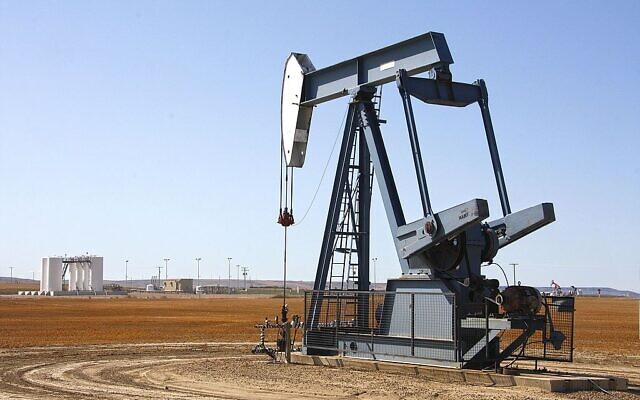 Un puits de pétrole. (Crédit : Wikimedia Commons)