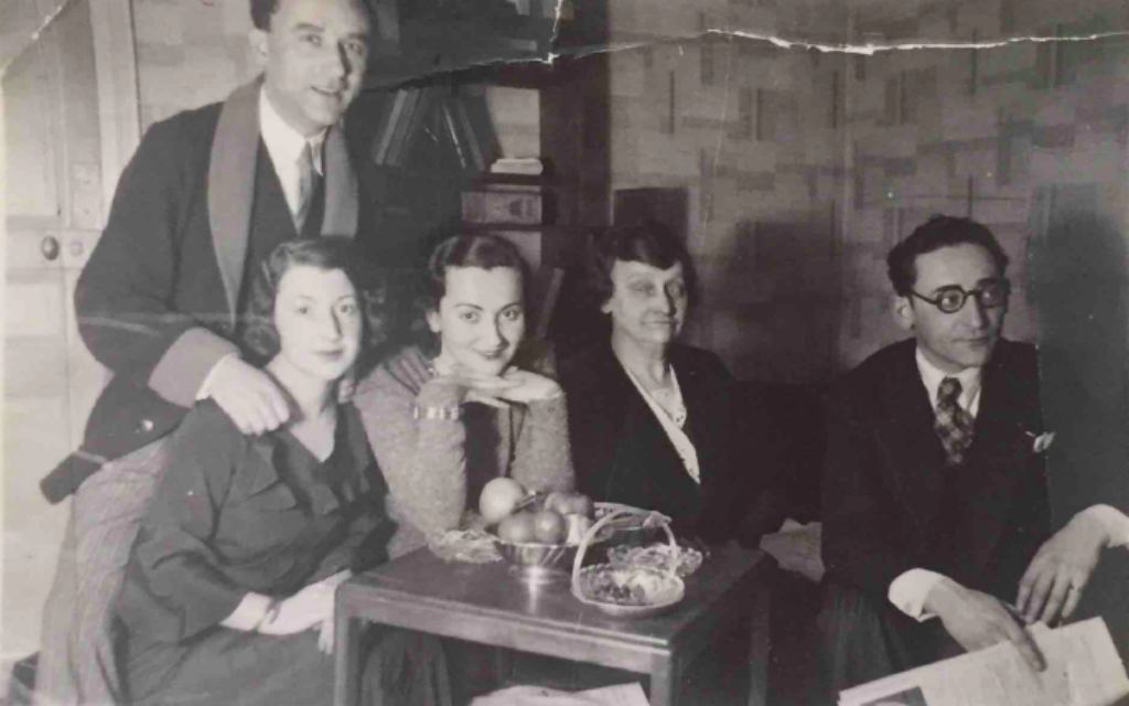 De gauche à droite : Henri Glass derrière son épouse Sonia, Sala Glass, Chaya Glass et Jacques Glass dans l'appartement de Henri et Sonia peu après leur mariage, à Paris (Autorisation : Hadley Freeman)