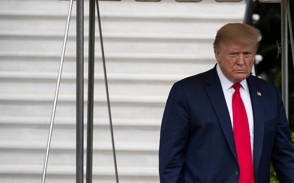 Le président américain Donald Trump s'entretient avec les journalistes avant de quitter la Maison Blanche, le 1er mai 2020. (AP/Alex Brandon)