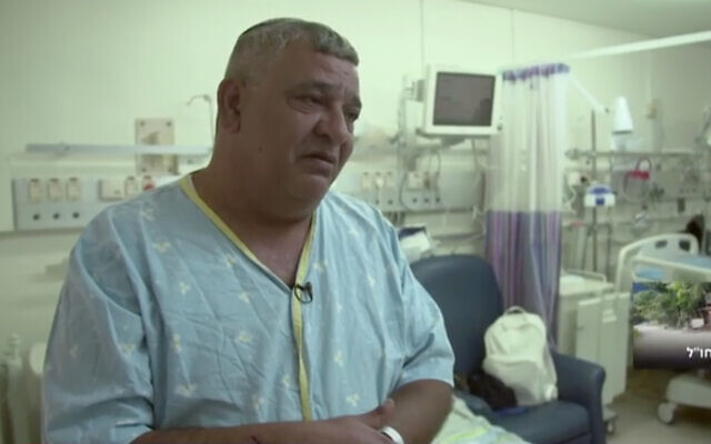 Yuval Carmi, vendeur de falafel, dans un hôpital de Rehovot, après une crise cardiaque, le 17 mai 2020. (Capture d'écran Treizième chaîne)