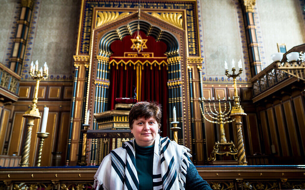 Photo d'illustration : La rabbin suédoise  Ute Steyer a organisé les services pour les Juifs de Stockholm sur Zoom pendant la pandémie de coronavirus (Autorisation/Steyer via JTA)