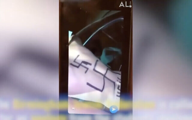 Des adolescents d'Alabama dessinnent des croix gammées sur le dos d'un jeune garçon dans une vidéo postée sur SnapChat, en mai 2020 (Capture d'écran/ YouTube, Al.com)