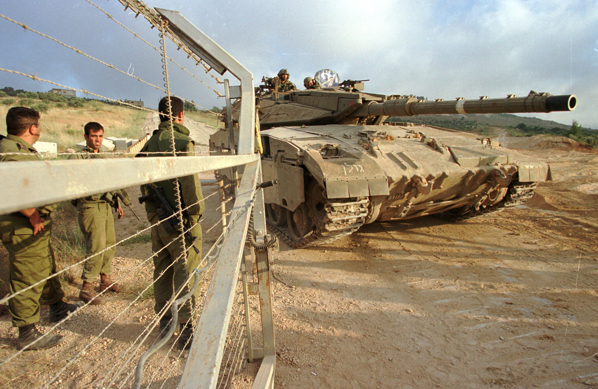 Des soldats israéliens ouvrent les portes pour le passage d'un char lors du retrait de Tsahal du Liban, le 22 juin 2000. (Flash90)