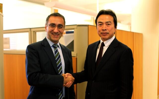 L'ambassadeur de Chine en Israël Du Wei rencontre le chef du protocole du ministère israélien des Affaires étrangères Miron Reuven, le 23 mars 2020. (Crédit : MFA)