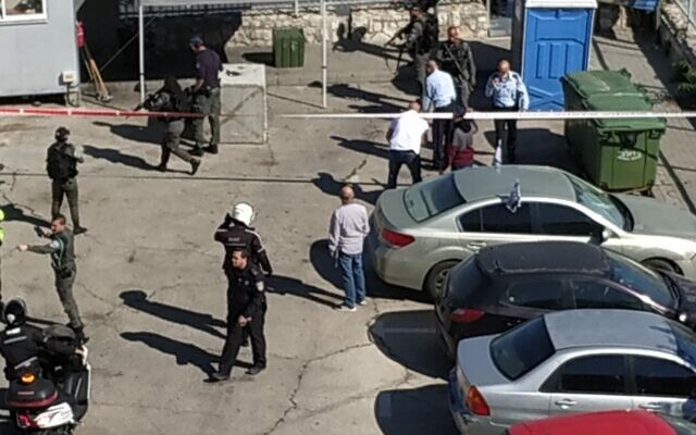 La scène d'une tentative d'assassinat au couteau présumée dans le quartier de Jabel Mukaber à Jérusalem-Est, le 25 mai 2020. (Noemi Kamhine)