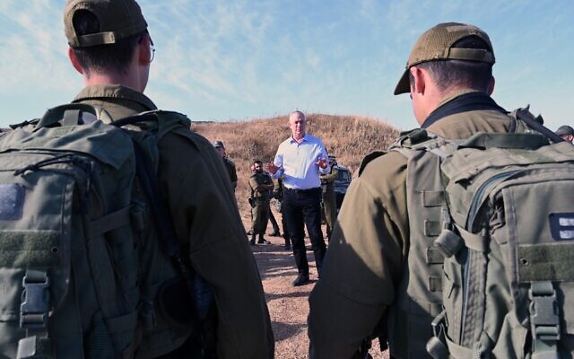 Le ministre de la défense Benny Gantz, (au centre), rencontre les soldats du 202e bataillon de la brigade des parachutistes à la frontière de Gaza le 26 mai 2020. (Crédit : Ariel Hermoni/Ministère de la Défense)