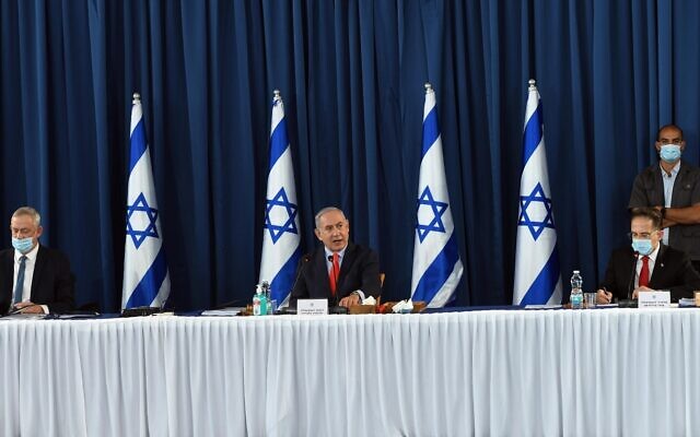 (De gauche à droite) Le ministre de la Défense Benny Gantz, le Premier ministre Benjamin Netanyahu et le secrétaire de cabinet Tzachi Braverman lors d'une réunion de cabinet au ministère des Affaires étrangères, le 31 mai 2020. (Haim Zach/PMO)