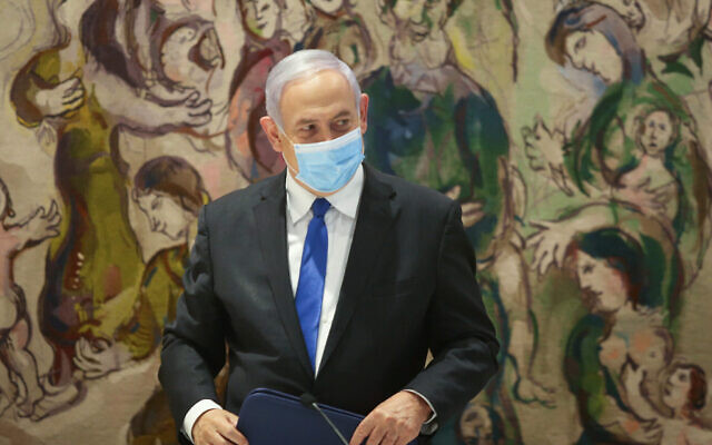 Le Premier ministre Benjamin Netanyahu à la Knesset après l'intronisation du nouveau gouvernement, le 17 mai 2020. (Alex Kolomoisky/Pool)