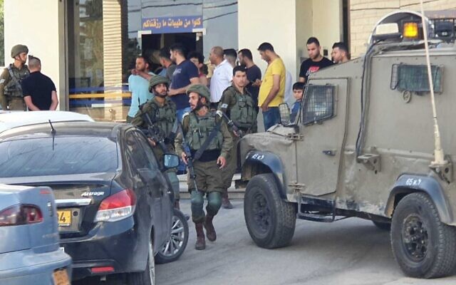 Des soldats israéliens dans la ville cisjordanienne d'Hawara après une fusillade dans une tentative suspectée d'attentat le 20 mai 2020. (Conseil régional de Shomron)