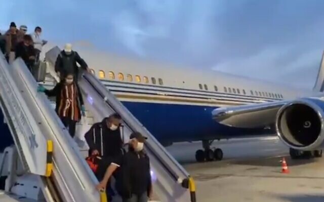 Des citoyens israéliens arrivent à l'aéroport Ben Gurion de retour d'un voyage au Maroc en pleine épidémie de coronavirus. (Capture d'écran : Twitter)