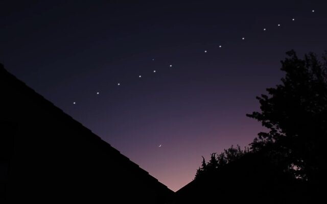 Un cortège de satellites Starlink traverse 
le ciel étoilé. (Capture d'écran : YouTube)