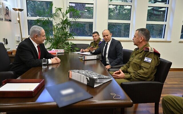 Le ministre de la Défense Naftali Bennett rencontre le Premier ministre Benjamin Netanyahu (à gauche), le chef d'état-major de Tsahal Aviv Kohavi (à droite) et le général de brigade Ofer Winter, secrétaire militaire du ministre de la Défense, le 12 novembre 2019. (Ariel Hermoni/Ministère de la Défense)