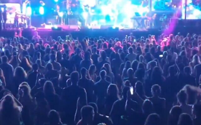 Des milliers de personnes lors d'un concert à Tel Aviv, le 21 mai 2020 (Capture d'écran: Twitter/Itay Blumenthal)