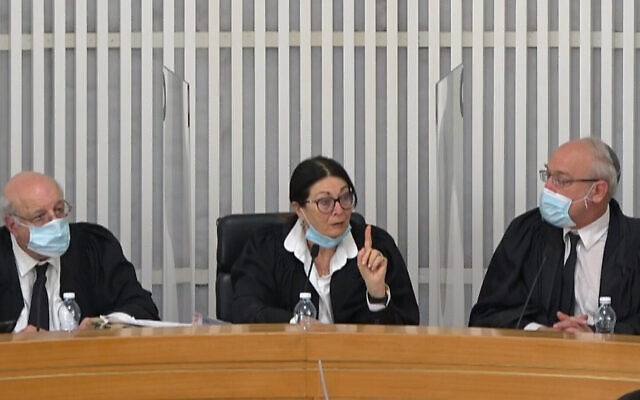 De gauche à droite : Le juge Hanan Melcer, la juge en chef Esther Hayut et le juge Neal Hendel à la Cour suprême de justice, le 4 mai 2020. (Capture d'écran)