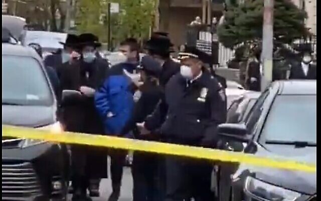 La police de New York City disperse des funérailles ultra-orthodoxes à Borough Park, Brooklyn, le 30 avril 2020 (Capture d'écran)