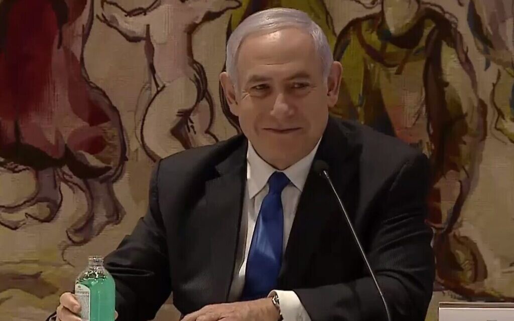 Le Premier ministre Benjamin Netanyahu dans la salle Chagall de la Knesset après la prestation de serment du nouveau gouvernement israélien, le 17 mai 2020. (GPO)