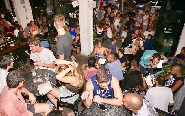 Des touristes et des locaux font la fête au bar Shpagat de Tel Aviv, l'un des plus anciens bars gay de la ville. (Autorisation)